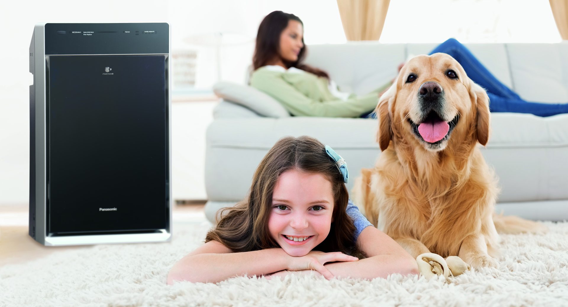 Panasonic F-VXR70G-K PAPEU Air Purifier 19 Img Lifestyle F VXR70G black LivingRoom Child Dog CMYK 80cm FINAL